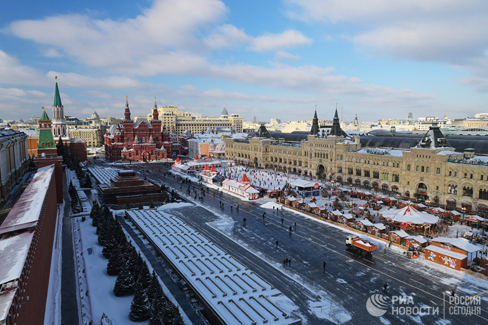 Вид со Спасской башни на Красную площадь в Москве Вид со Спасской башни на Красную площадь в Москве
