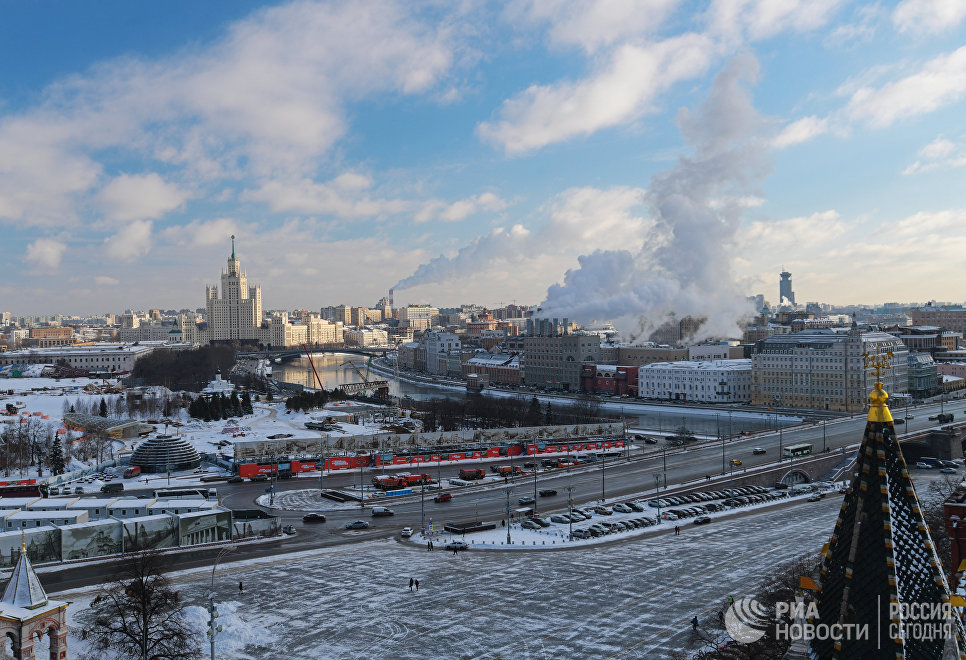 Вид со Спасской башни Московского Кремля на Большой Москворецкий мост и Москва-реку Вид со Спасской башни Московского Кремля на Большой Москворецкий мост и Москва-реку