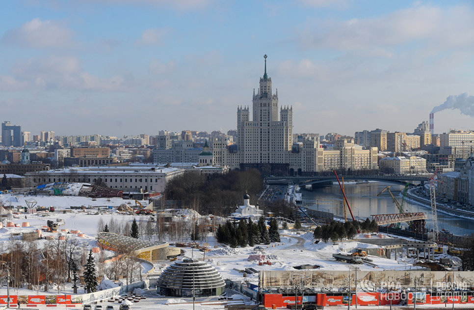 Район Зарядье и высотное здание на Котельнической набережной в Москве Район Зарядье и высотное здание на Котельнической набережной в Москве
