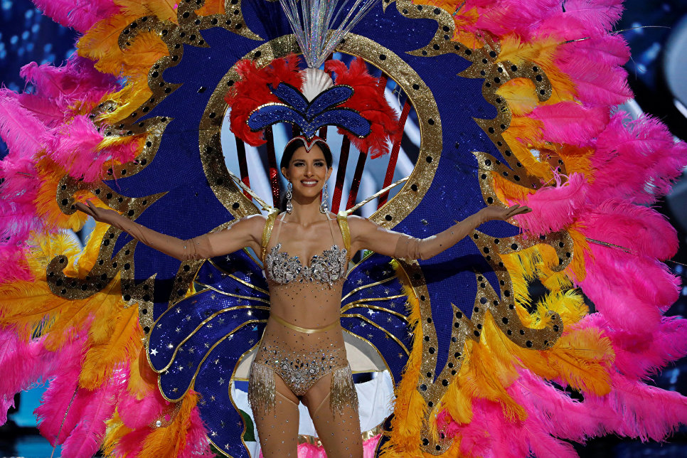 Участница конкурса Мисс Вселенная из американских Виргинских островов в национальном костюме