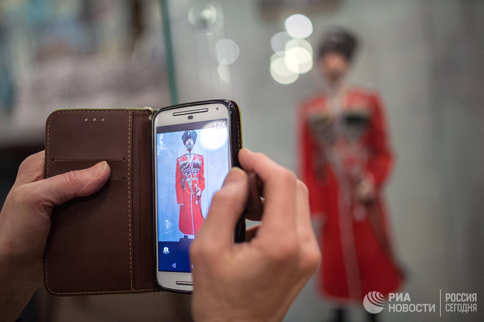 Посетитель фотографирует экспозицию на открывшейся выставке Аты-баты, посвященной теме исторических традиций русской армии в ГРДНТ имени Д.В. Поленова Посетитель фотографирует экспозицию на открывшейся выставке Аты-баты, посвященной теме исторических традиций русской армии в ГРДНТ имени Д.В. Поленова
