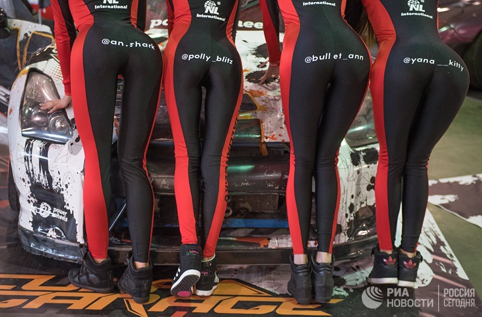 Модели на выставке Motorsport Expo в КВЦ Сокольники в Москве Модели на выставке Motorsport Expo в КВЦ Сокольники в Москве