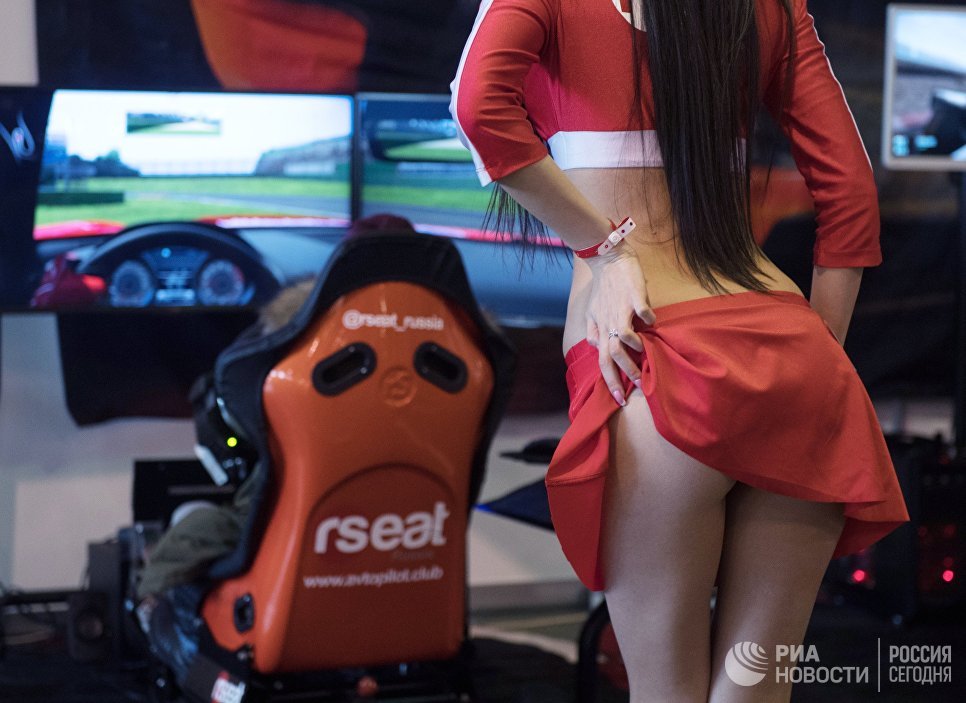 Модель на выставке Motorsport Expo в КВЦ Сокольники в Москве Модель на выставке Motorsport Expo в КВЦ Сокольники в Москве