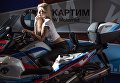 Модель на выставке Motorsport Expo в КВЦ Сокольники в Москве Модель на выставке Motorsport Expo в КВЦ Сокольники в Москве