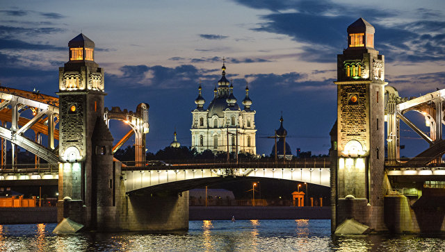 Вид на мост Петра Великого и Смольный собор во время белых ночей в Санкт-Петербурге. Архивное фото