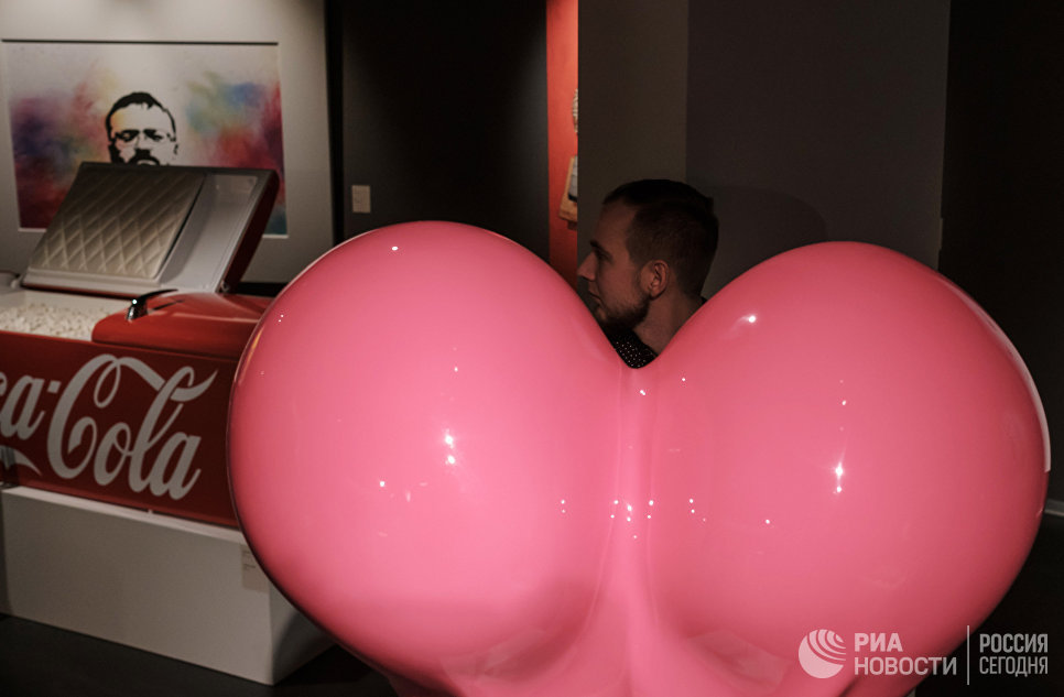 Работа лидера группы Ленинград Сергея Шнурова на персональной выставке Ретроспектива брендреализма в музее современного искусства Эрарта в Санкт-Петербурге Работа лидера группы Ленинград Сергея Шнурова на персональной выставке Ретроспектива брендреализма в музее современного искусства Эрарта в Санкт-Петербурге