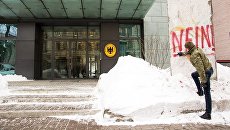 Депутат парламента Украины от фракции Блок Петра Порошенко Алексей Гончаренко делает надпись на фрагменте Берлинской стены у здания посольства ФРГ в Киеве Депутат парламента Украины от фракции Блок Петра Порошенко Алексей Гончаренко делает надпись на фрагменте Берлинской стены у здания посольства ФРГ в Киеве