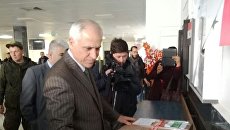 Главврач госпиталя принимает гуманитарный груз Главврач госпиталя принимает гуманитарный груз