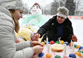 Участники зажигают свечи на снежном торте во время Арт-битвы Снеговиков в Московском Дворце пионеров на Воробьевых горах Участники зажигают свечи на снежном торте во время Арт-битвы Снеговиков в Московском Дворце пионеров на Воробьевых горах