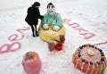 Участница украшает снежную фигуру во время Арт-битвы Снеговиков в Московском Дворце пионеров на Воробьевых горах Участница украшает снежную фигуру во время Арт-битвы Снеговиков в Московском Дворце пионеров на Воробьевых горах