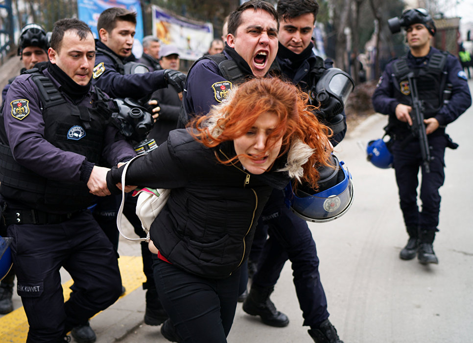 Задержание участников митинга в Анкаре против увольнения преподавателей местного университета Задержание участников митинга в Анкаре против увольнения преподавателей местного университета