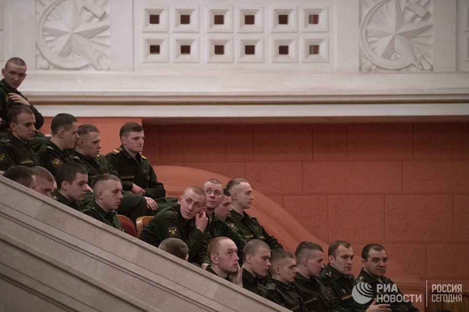 Зрители перед выступлением нового состава ансамбля песни и пляски Российской армии имени А. В. Александрова в Центральном академическом театре Российской армии в Москве Зрители перед выступлением нового состава ансамбля песни и пляски Российской армии имени А. В. Александрова в Центральном академическом театре Российской армии в Москве