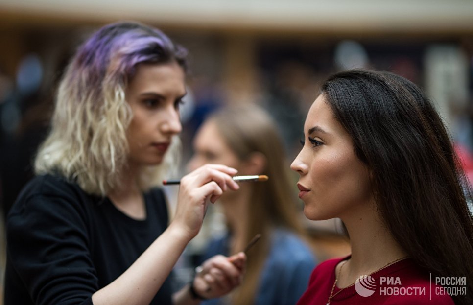 Макияж участницы открытого кастинга национального конкурса Мисс Россия в торговом центре Афимолл Сити в Москве Макияж участницы открытого кастинга национального конкурса Мисс Россия в торговом центре Афимолл Сити в Москве