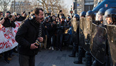 Акция протеста против полицейского насилия на площади Республики в Париже. 18 февраля 2017 Акция протеста против полицейского насилия на площади Республики в Париже. 18 февраля 2017