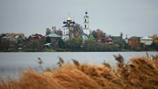 Вид на Крестовоздвиженскую церковь и село Свердлово. Архивное фото Вид на Крестовоздвиженскую церковь и село Свердлово. Архивное фото