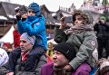 Зрители кулачных боев стенка на стенку во время празднования Масленицы в Центре русской культуры Кремль в Измайлово Зрители кулачных боев стенка на стенку во время празднования Масленицы в Центре русской культуры Кремль в Измайлово