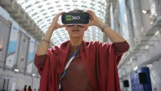Девушка в 3D очках у стенда телеканала RT на Российском инвестиционном форуме в Сочи Девушка в 3D очках у стенда телеканала RT на Российском инвестиционном форуме в Сочи