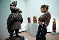 Девушка у скульптуры В.И. Мухиной Крестьяка на выставке Мужики и бабы в Третьяковской галерее на Крымском Валу в Москве Девушка у скульптуры В.И. Мухиной Крестьяка на выставке Мужики и бабы в Третьяковской галерее на Крымском Валу в Москве