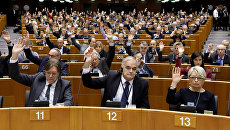 Члены Европейского парламента голосуют за снятие парламентского иммунитета с лидера партии Национальный фронт Марин Ле Пен. 2 марта 2017 Члены Европейского парламента голосуют за снятие парламентского иммунитета с лидера партии Национальный фронт Марин Ле Пен. 2 марта 2017