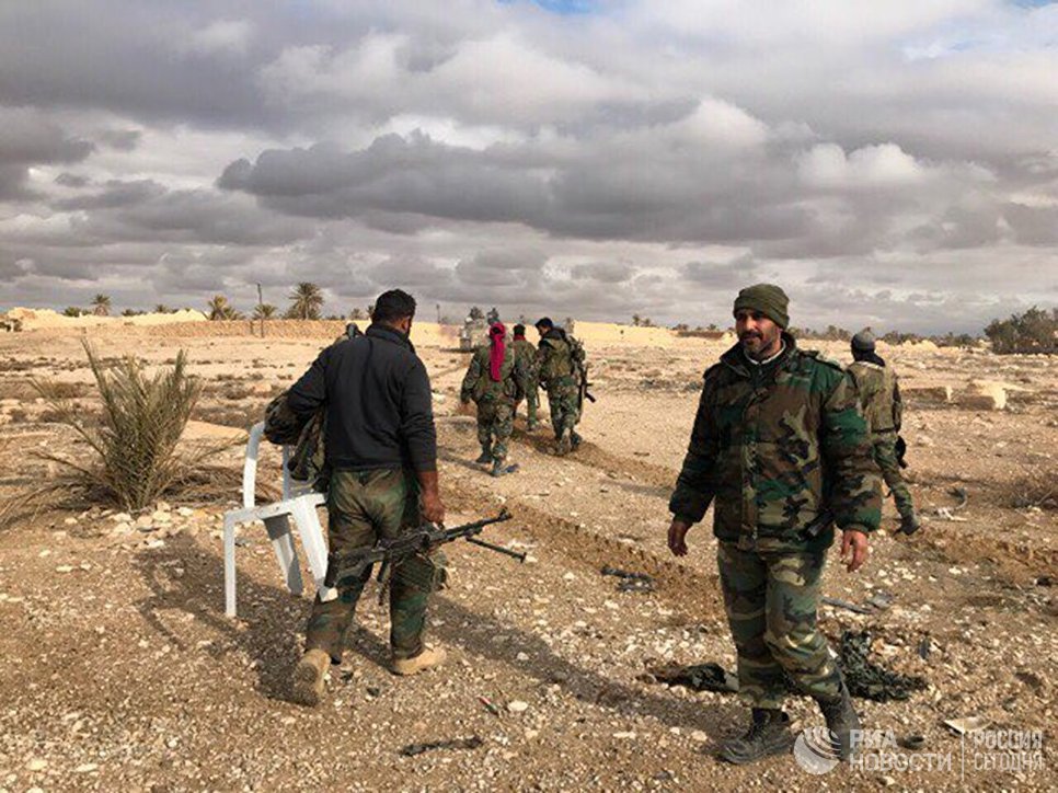 Военнослужащие Сирийской Арабской Республики возле историко-архитектурного комплекса Древней Пальмиры в сирийской провинции Хомс Военнослужащие Сирийской Арабской Республики возле историко-архитектурного комплекса Древней Пальмиры в сирийской провинции Хомс