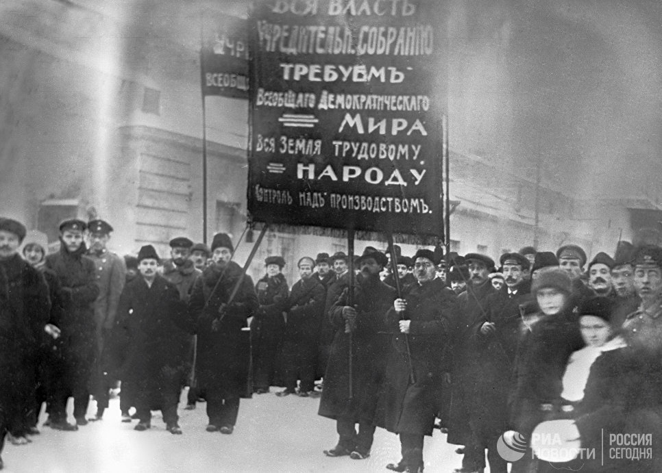Члены Союза правительственных учреждений Харькова принимают участие в демонстрации в феврале 1917 года
