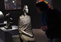 Посетительница рассматривает бронзовую скульптуру Фрица Кремера О, Германия, бледная мать! на открытии выставки Лицом к будущему. Искусство Европы 1945–1968 в ГМИИ имени А.С. Пушкина Посетительница рассматривает бронзовую скульптуру Фрица Кремера О, Германия, бледная мать! на открытии выставки Лицом к будущему. Искусство Европы 1945–1968 в ГМИИ имени А.С. Пушкина