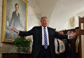 Президент США Дональд Трамп приветствует посетителей, пришедших в Белый дом в Вашингтоне на экскурсию
