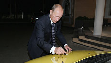 Владимир Путин оставил автограф на капоте автомобиля Лада Калина. Архивное фото Владимир Путин оставил автограф на капоте автомобиля Лада Калина. Архивное фото