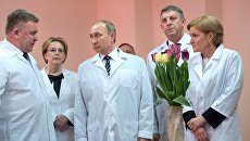 Президент РФ Владимир Путин во время осмотра нового перинатального центра городской больницы №1 в Брянске. 8 марта 2017 Президент РФ Владимир Путин во время осмотра нового перинатального центра городской больницы №1 в Брянске. 8 марта 2017