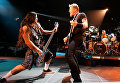 Бас-гитарист группы Metallica Роберт Трухильо и вокалист группы Джеймс Хэтфилд на концерте во время турне World Magnetic Tour в Вильнюсе Бас-гитарист группы Metallica Роберт Трухильо и вокалист группы Джеймс Хэтфилд на концерте во время турне World Magnetic Tour в Вильнюсе