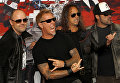 Участники группы Metallica Ларс Ульрих, Джеймс Хэтфилд, Кирк Хэммет и Роберт Трухильо позируют перед концертом в Мехико Участники группы Metallica Ларс Ульрих, Джеймс Хэтфилд, Кирк Хэммет и Роберт Трухильо позируют перед концертом в Мехико