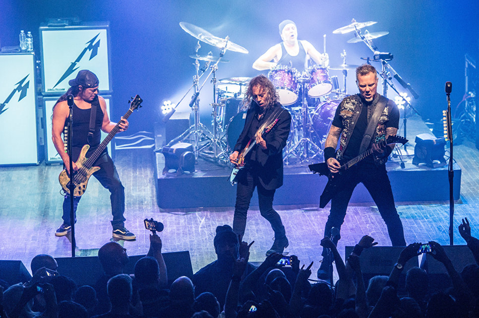 Участники группы Metallica Роберт Трухильо, Ларс Ульрих, Кирк Хэммет, и Джеймс Хэтфилд выступают в клубе Webster Hall в Нью-Йорке Участники группы Metallica Роберт Трухильо, Ларс Ульрих, Кирк Хэммет, и Джеймс Хэтфилд выступают в клубе Webster Hall в Нью-Йорке