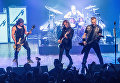 Участники группы Metallica Роберт Трухильо, Ларс Ульрих, Кирк Хэммет, и Джеймс Хэтфилд выступают в клубе Webster Hall в Нью-Йорке Участники группы Metallica Роберт Трухильо, Ларс Ульрих, Кирк Хэммет, и Джеймс Хэтфилд выступают в клубе Webster Hall в Нью-Йорке