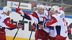 Игроки Локомотива радуются забитому голу в матче 1/4 финала плей-офф Кубка Гагарина Континентальной хоккейной лиги между ПХК ЦСКА (Москва) и ХК Локомотив (Ярославль). Игроки Локомотива радуются забитому голу в матче 1/4 финала плей-офф Кубка Гагарина Континентальной хоккейной лиги между ПХК ЦСКА (Москва) и ХК Локомотив (Ярославль).