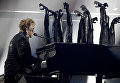 Музыкант Элтон Джон на церемонии вручения премии Грэмми в Лос-Анджелесе, 31 января 2010 Музыкант Элтон Джон на церемонии вручения премии Грэмми в Лос-Анджелесе, 31 января 2010