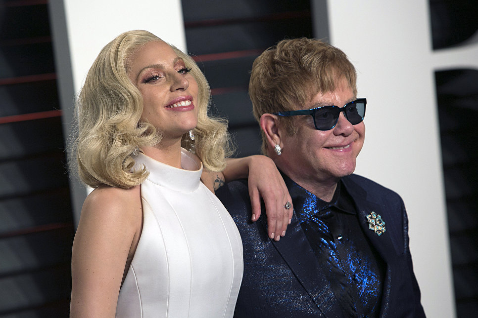 Певица Lady Gaga и британский музыкант Элтон Джон в Беверли-Хиллз, штат Калифорния, 28 февраля 2016 Певица Lady Gaga и британский музыкант Элтон Джон в Беверли-Хиллз, штат Калифорния, 28 февраля 2016