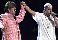 Британский музыкант Элтон Джон и рэп-музыкант Eminem на 43-й ежегодной премии Грэмми, 21 февраля 2001 Британский музыкант Элтон Джон и рэп-музыкант Eminem на 43-й ежегодной премии Грэмми, 21 февраля 2001