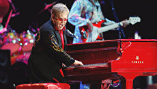 Британский певец Элтон Джон во время концертной программы Red Piano в спорткомплексе Олимпийский в Москве Британский певец Элтон Джон во время концертной программы Red Piano в спорткомплексе Олимпийский в Москве