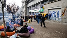Акция украинских радикалов у здания Сбербанка в Киеве Акция украинских радикалов у здания Сбербанка в Киеве