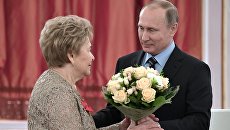 Президент РФ Владимир Путин и вдова первого президента РФ Б. Ельцина Наина Ельцина на торжественном приеме. 14 марта 2017 Президент РФ Владимир Путин и вдова первого президента РФ Б. Ельцина Наина Ельцина на торжественном приеме. 14 марта 2017