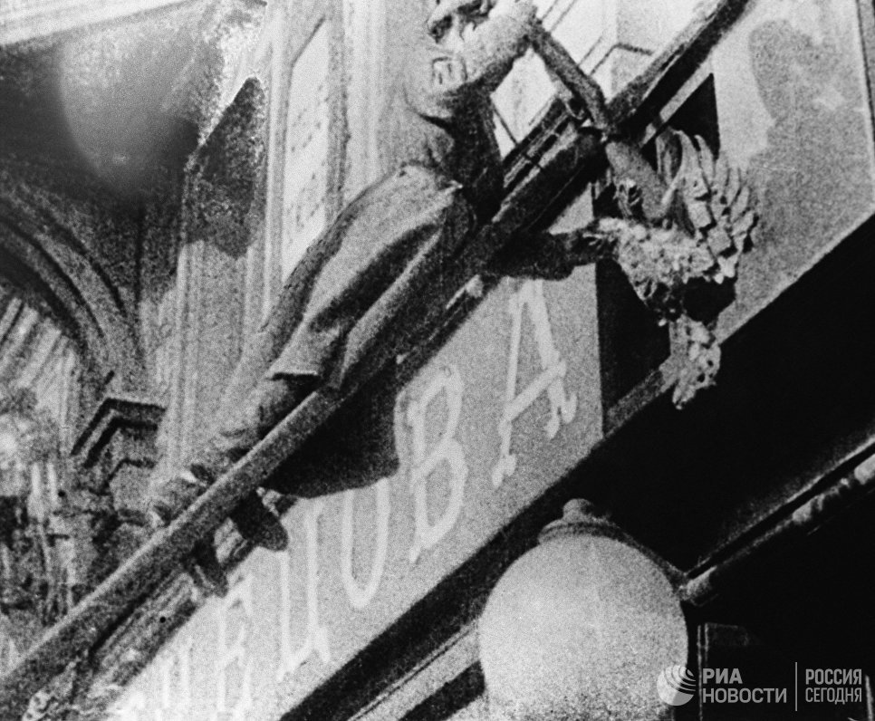 Солдат срывает эмблему царизма. Петроград, февраль 1917 год Солдат срывает эмблему царизма. Петроград, февраль 1917 год