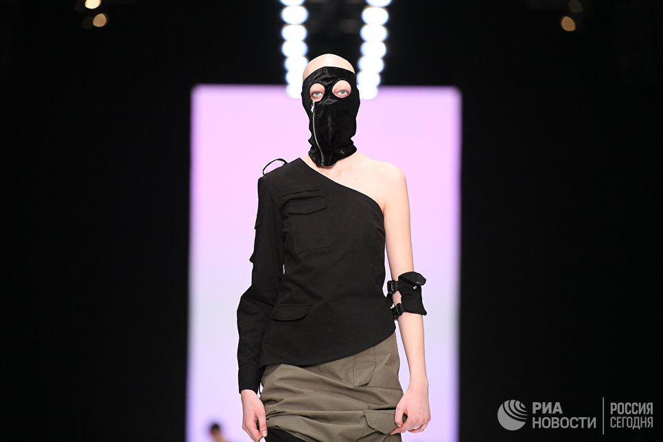 Модель демонстрирует одежду из новой коллекции Lumier Garson в рамках Mercedes-Benz Fashion Week Russia Модель демонстрирует одежду из новой коллекции Lumier Garson в рамках Mercedes-Benz Fashion Week Russia