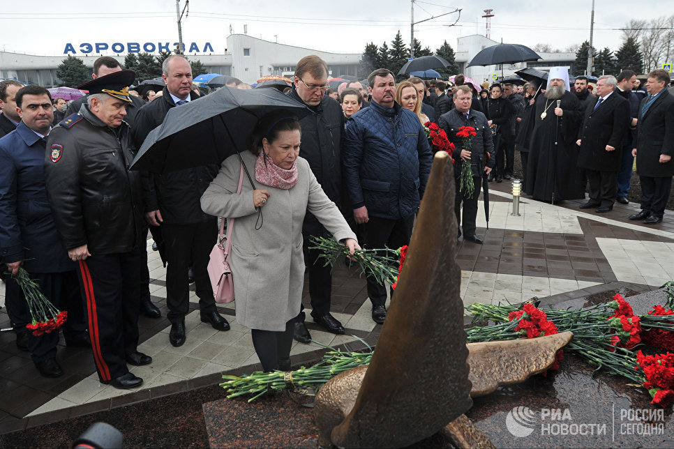На церемонии открытия памятника жертвам авиакатастрофы самолета Boeing 737 в Ростове-на-Дону На церемонии открытия памятника жертвам авиакатастрофы самолета Boeing 737 в Ростове-на-Дону