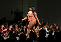 Модель размера плюс на показе в рамках Fashion Weekend Plus Size в Сан-Паулу, Бразилия Модель размера плюс на показе в рамках Fashion Weekend Plus Size в Сан-Паулу, Бразилия
