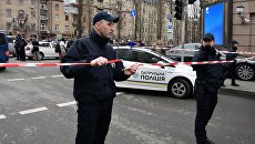 Сотрудники правоохранительных органов на месте убийства бывшего депутата Государственной Думы РФ Дениса Вороненкова в Киеве. Архивное фото Сотрудники правоохранительных органов на месте убийства бывшего депутата Государственной Думы РФ Дениса Вороненкова в Киеве. Архивное фото