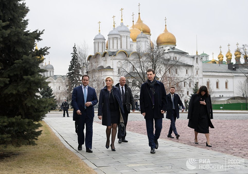 Лидер политической партии Франции Национальный фронт, кандидат в президенты Франции Марин Ле Пен во время осмотра территории Кремля перед встречей с Владимиром Путиным