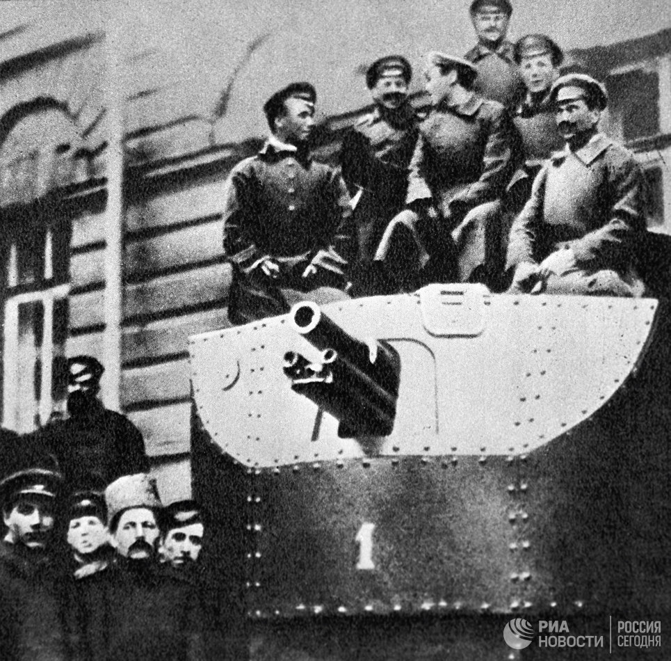 Военные на тяжелом броневике Илья Муромец, прибывшем к Смольному в распоряжение Военно-революционного комитета