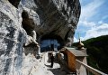 Священнослужитель накануне Пасхи в скальном мужском монастыре святого мученника Феодора Стратилата на горе Челтер-Коба в Бахчисарайском районе Крыма Священнослужитель накануне Пасхи в скальном мужском монастыре святого мученника Феодора Стратилата на горе Челтер-Коба в Бахчисарайском районе Крыма