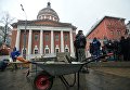 Журналисты у подземной комнаты, обнаруженной археологами у основания Китайгородской стены в Москве Журналисты у подземной комнаты, обнаруженной археологами у основания Китайгородской стены в Москве