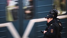 Сотрудники полиции на станции московского метро. Архивное фото Сотрудники полиции на станции московского метро. Архивное фото